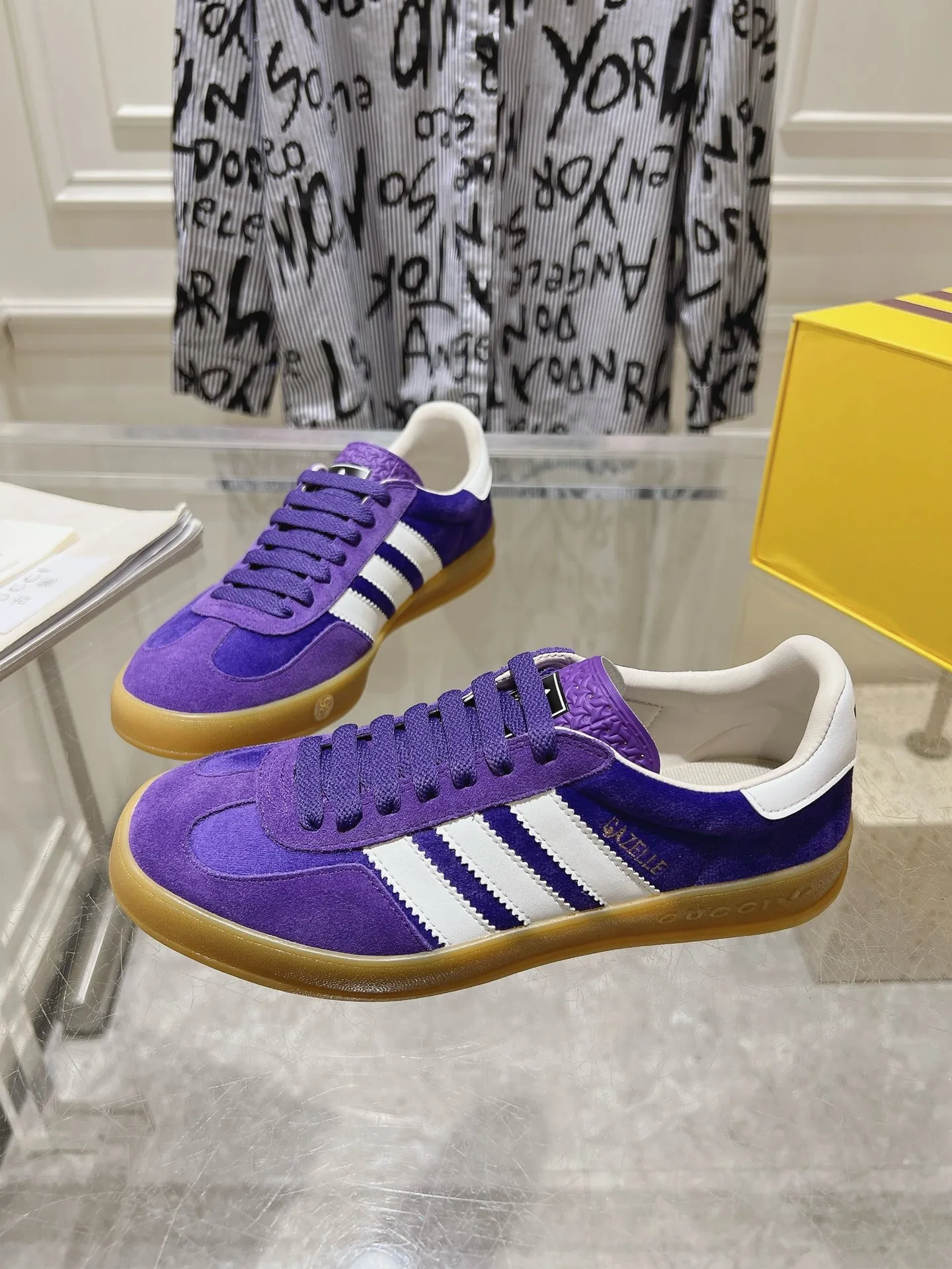 👟👟Ex-factory price 520👟👟Gucci&adidas joint limited edition couple's sneakers. A super nice joint casual sneaker with rich and bold colors! It showed everyone a completely different charm from the past! Combining retro style and youthful sports style to create a new aesthetic! Vitality yet stylish at the same time! ! Upper - made of cowhide, cowhide, cloth. Lining - sheepskin lining for foot pads. Sole - original open-molded beef tendon non-slip and wear-resistant outsole. Size: 35-47 (couple style)